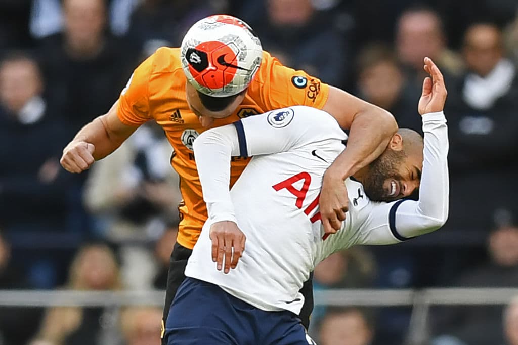 Romain Saiss y Lucas Moura luchando por el esférico.