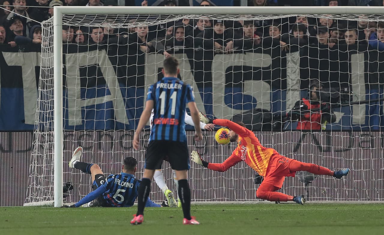 Jose Luis Palomino de Atalanta anota ante AS Roma en el Gewiss Stadium tras la victoria de 2-1.