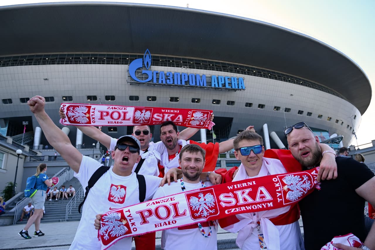 Con banderas, pelucas, anteojos y caras muy coloridas, así se vive la pasión en las tribunas previo a los choques de España-Eslovenia y Suecia-Polonia.