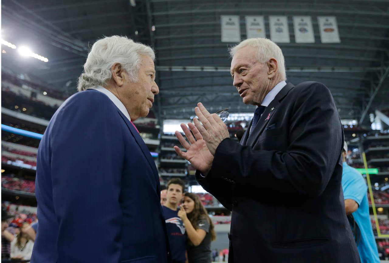 <b>Es reconocido</b>
<br>- Jerry Jones, dueño de los Dallas Cowboys, definió a Kraft como una persona con visión "ha hecho un gran trabajo al mantener intacto un sistema consistente durante algunos años, desde los ejecutivos hasta los entrenadores", indicó Jones.
<br>- Y esto es muy cierto, uno de los grandes aciertos en la era de los New England Patriots durante 20 años, ha sido mantener una base sólida, incoporar piezas que se adapten, brindar oportunidades, confiar en gente joven, creer en jugadores que nadie cree y ahí están los resultados, se dice fácil, pero es un arduo y meticuloso trabajo.