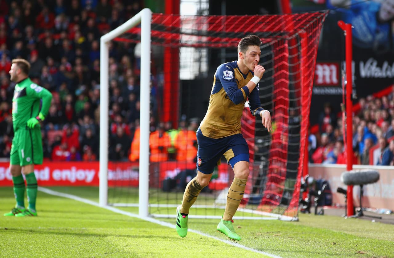 El alemán Ozil fue el encargado de abrir el marcador en la primera parte, en una jugada llena de habilidad. El tanto silenció al público local.