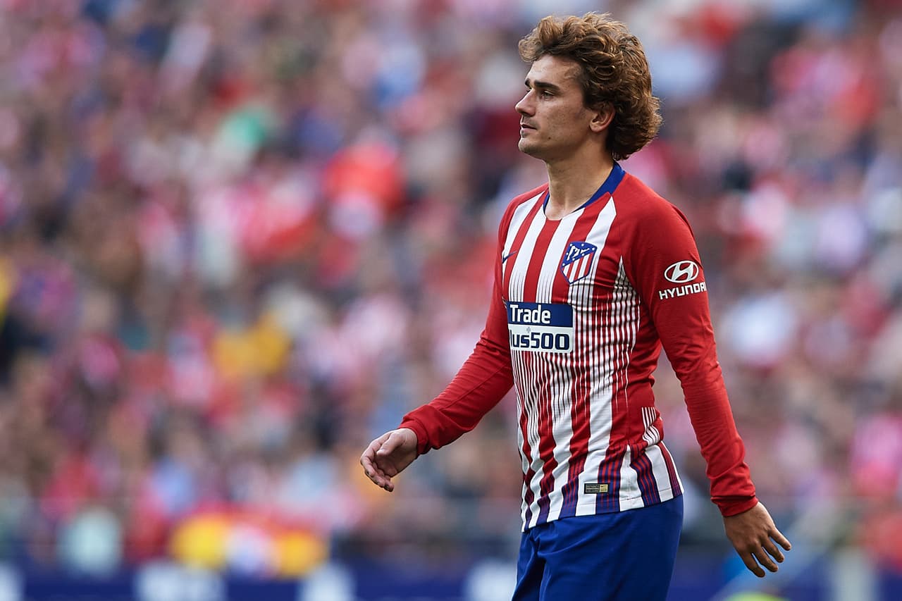 Antoine Griezmann (Atlético de Madrid) gana al año 26.2 millones de dólares, por lo que serían cerca de 500.000 dólares semanales.