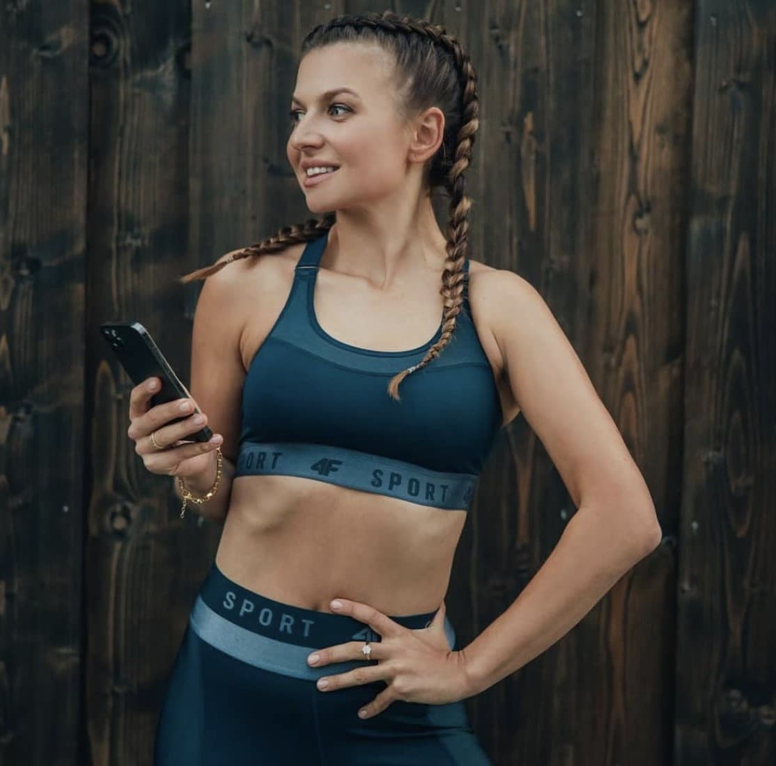 Anna forma parte del Pruszkow Karate Club.
<br>