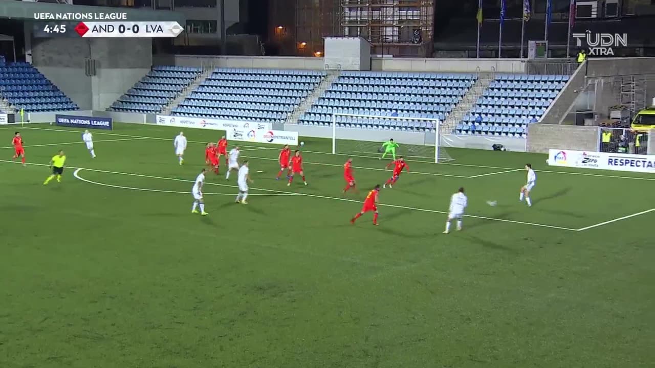 ¡CERCA! Janis Ikaunieks disparó que se estrella en el poste.