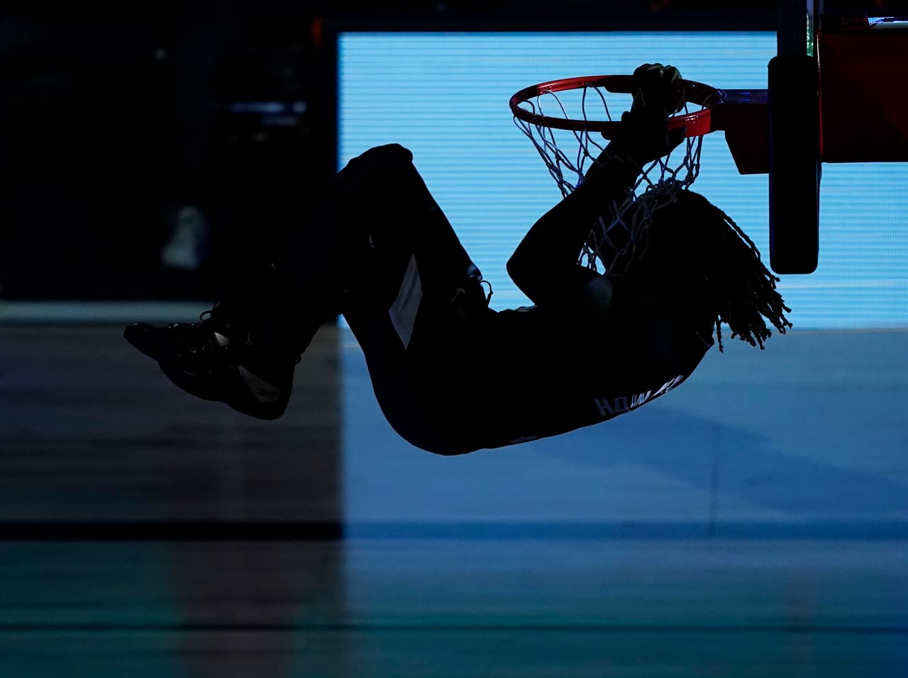 Kawhi Leonard, Paul George, Lou Williams y Montrezl Harrell promediaron más de 20 puntos ante Denver.