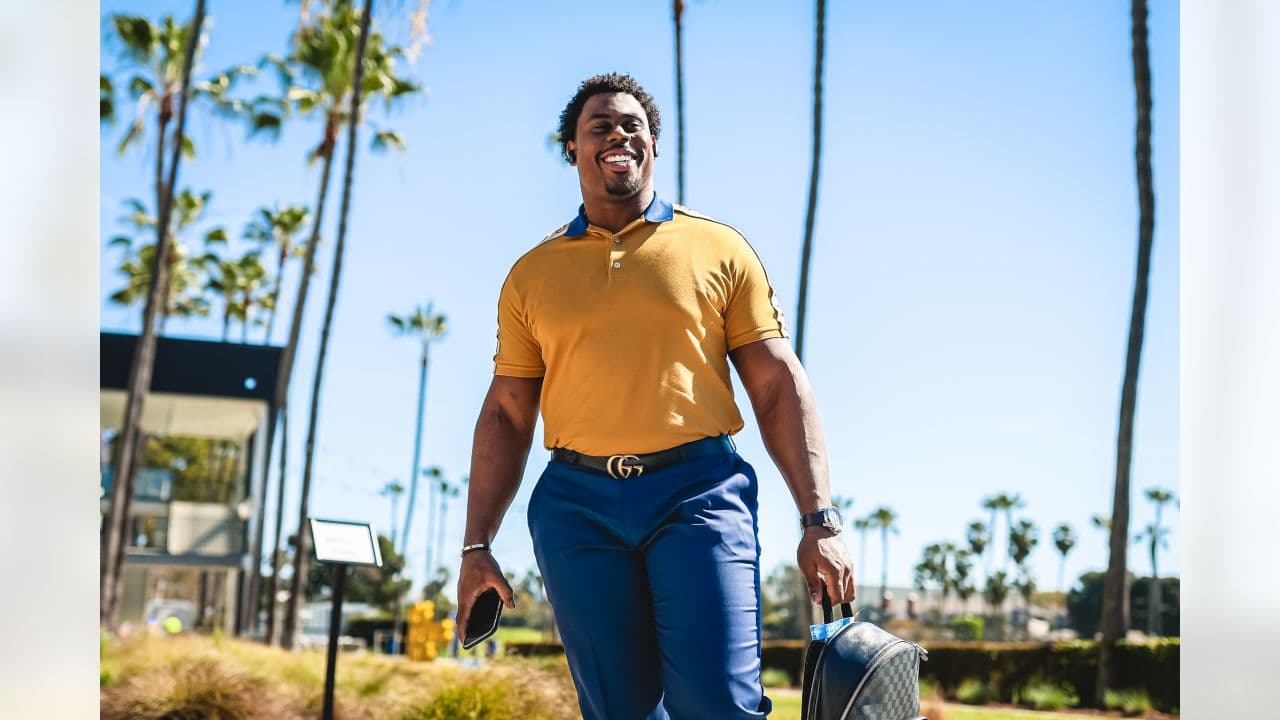 De traje, casual, formal, jeans, trajes, zapatos, tenis, gorras y con mucho glamour, los jugadores tanto de los Cincinnati Bengals y Los Angeles Rams hacen su primera aparición previa al Super Bowl LVI con estos diversos looks.