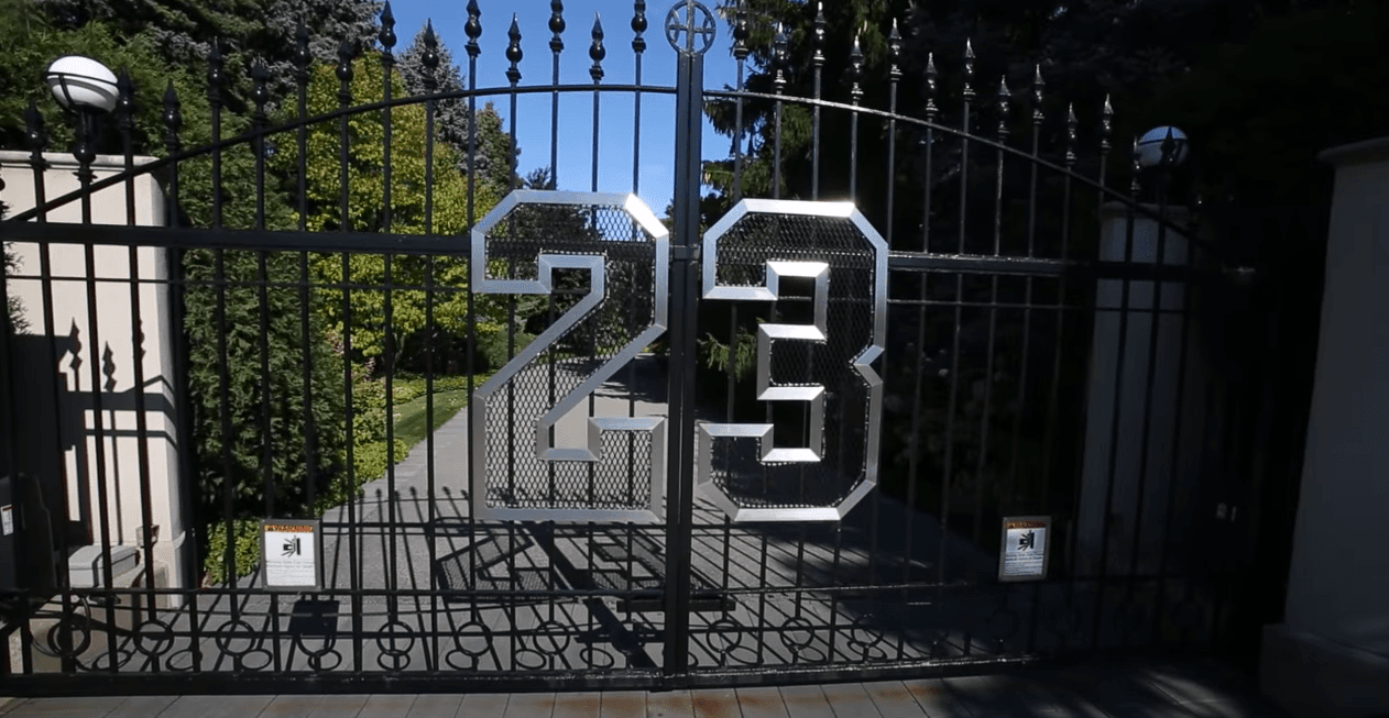 Ocho años después, nadie quiere comprar la mansión de Jordan