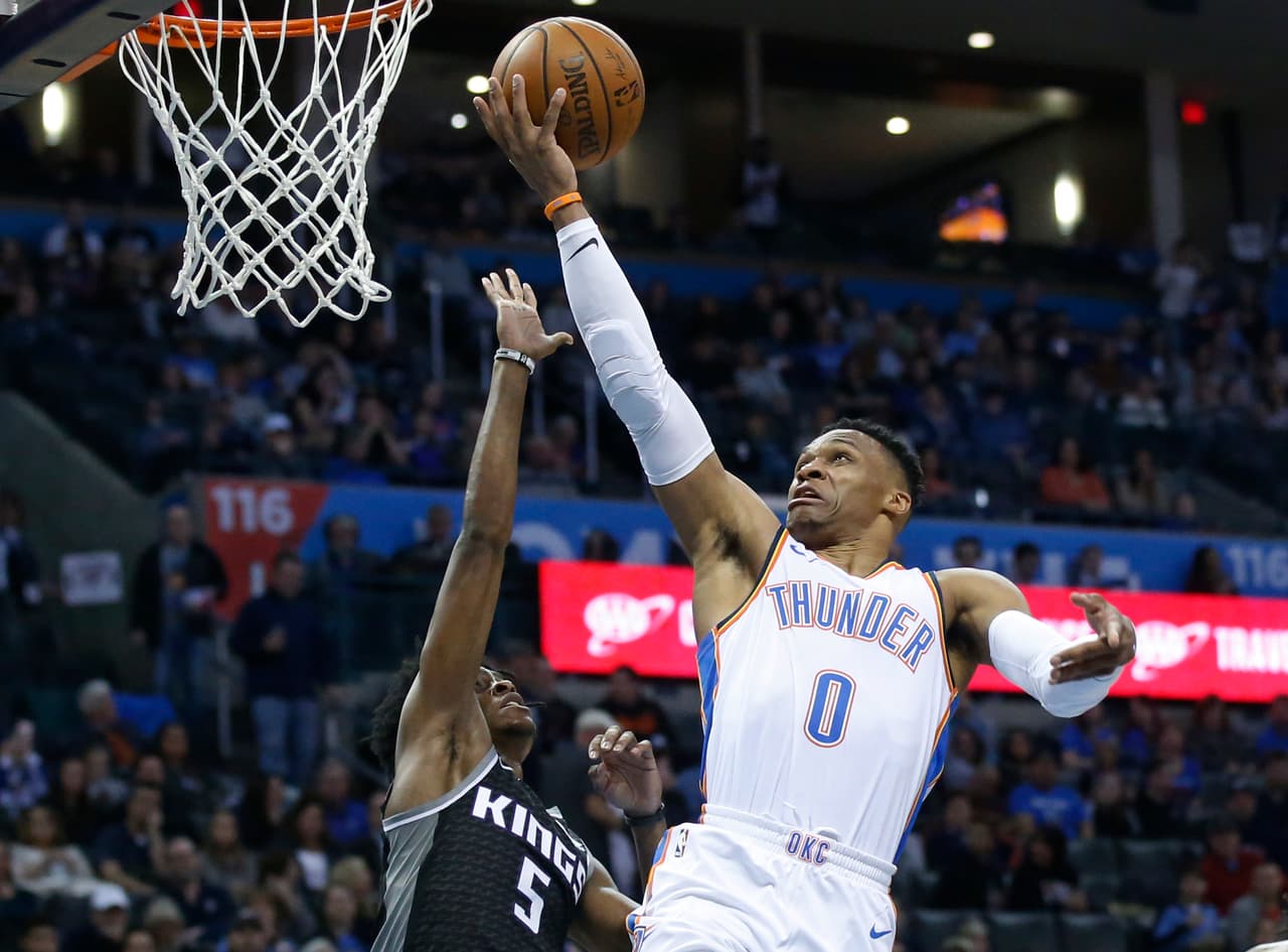 Tampoco bastaron 41 puntos de Russell Westbrook (derecha) para que ganara Oklahoma City Thunder, que se vio superado 119-116 en casa ante Sacramento Kings.