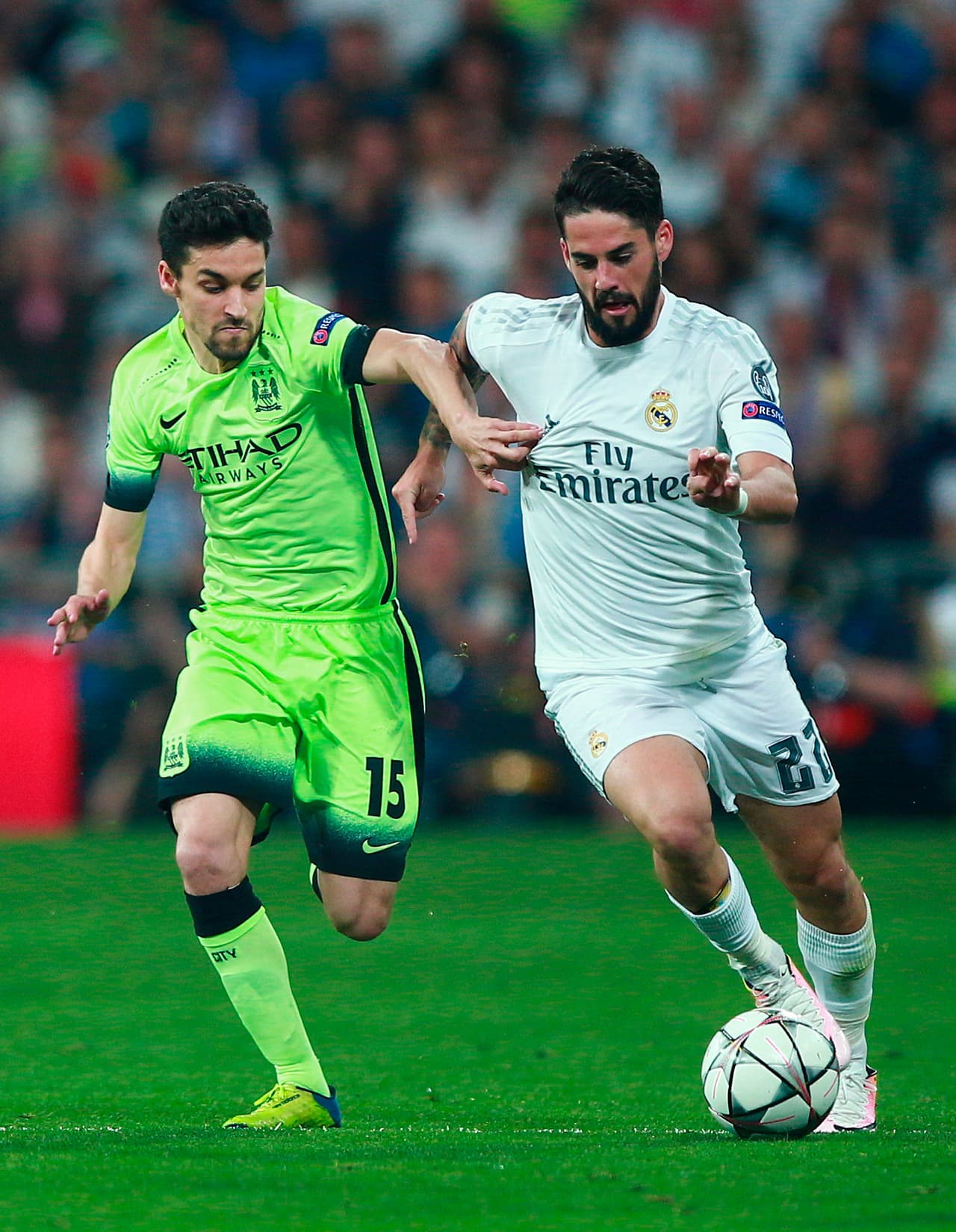 Isco tuvo la oportunidad de ser titular por la baja de Casemiro y aportó su buen trato de pelota aprovechando que Pellegrini mandó a defender a sus hombres de ataque como en la imagen lo hace Navas.