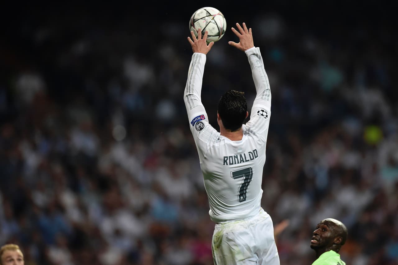 En la segunda parte uno de los servicios al área fue 'rematado' con las manos por Ronaldo pero el árbitro antes había pitado fuera de lugar del portugués.