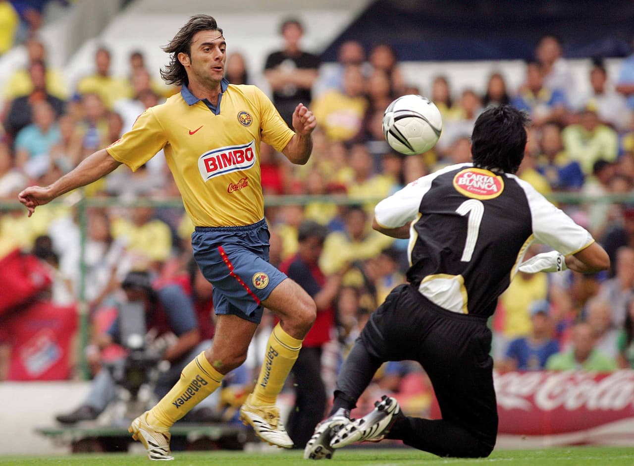 Cruzó el charco para ganarse el cariño de la afición americanista con goles, gambetas y mucho futbol. Claudio 'El Piojo' López marcó 27 tantos.