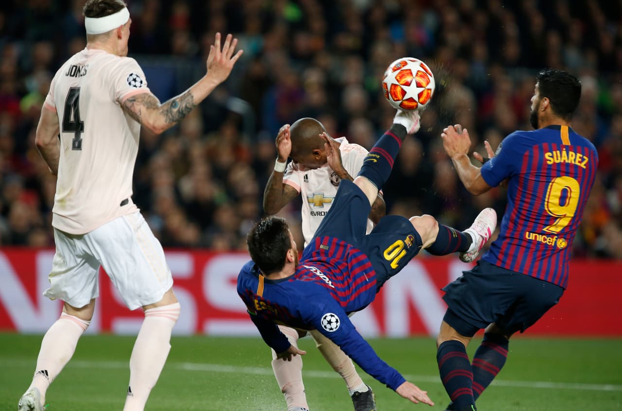 Ya con una amplia ventaja en el marcador y en lo moral, la estrella del Barcelona Lionel Messi se daba el lujo hasta de intentar este complicado remate de chilena que emocionó a los aficionados en el Camp Nou.