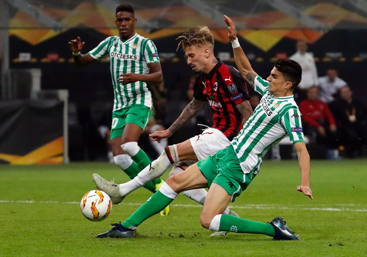 En los últimos minutos llegó la polémica cuando Castillejo fue derribado en el área por Marc Bartra.