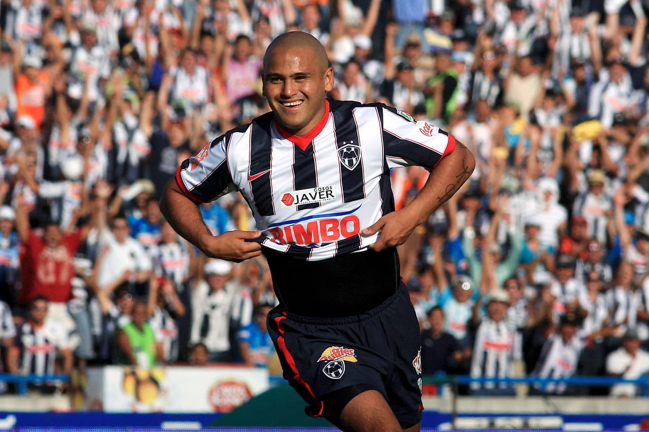 De hecho, la directiva rayada siempre rechazó ofertas de Europa por Humberto Suazo poniéndole una claúsula de rescisión demasiado alta por un jugador ya maduro.