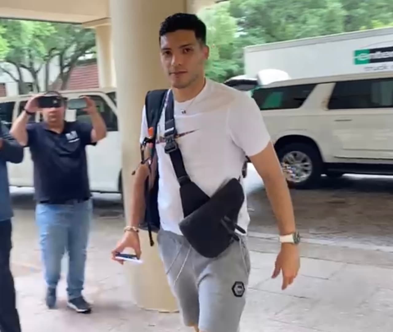 Raúl Jiménez causa furor en su llegada al Tri en Dallas