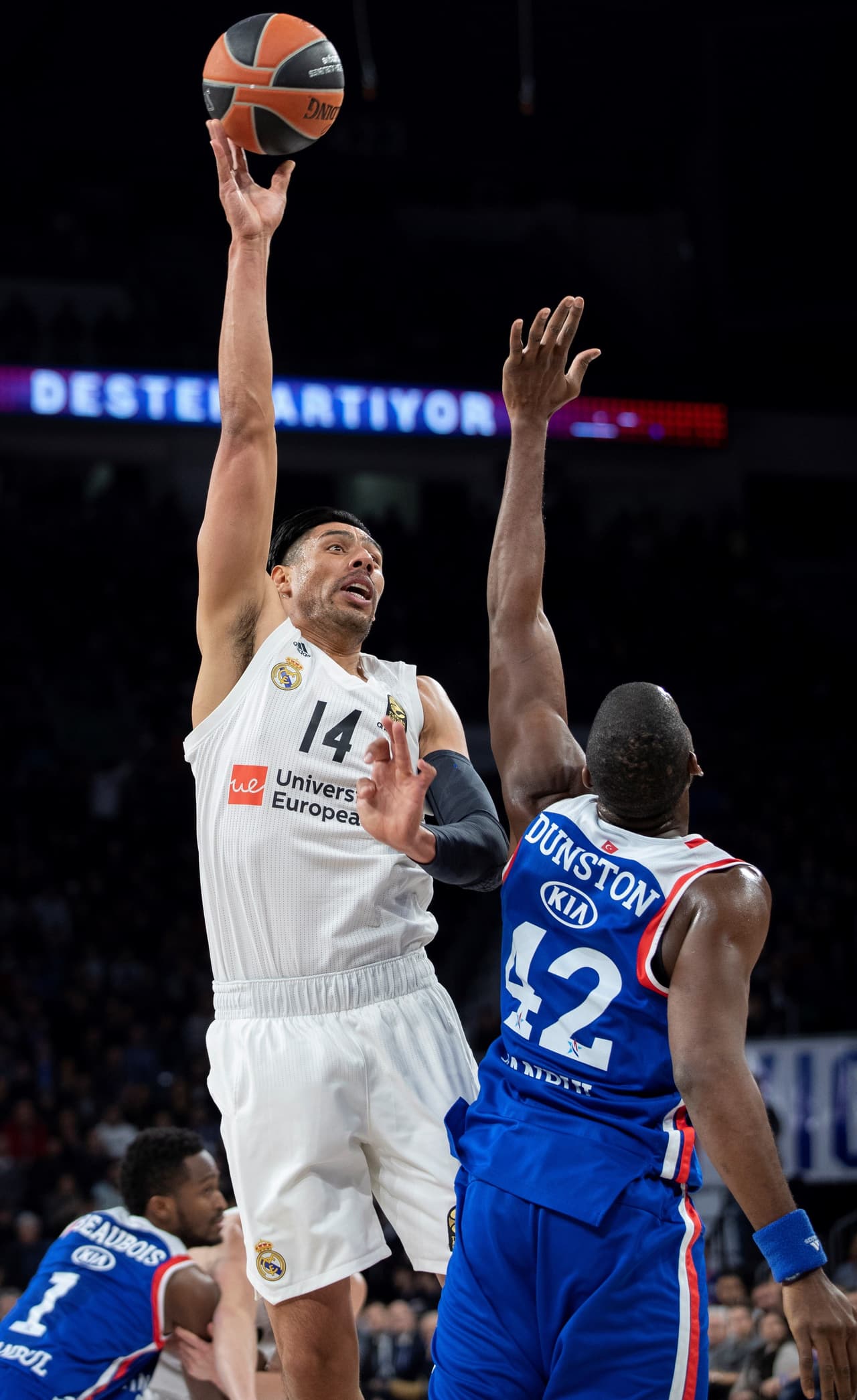 De la mano de Gustavo Ayón, el Madrid superó un 74-60 que los tenía sobre las cuerdas en el tercer periodo.