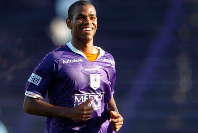 Es fichado por el Defensor Sporting en la liga de su natal Uruguay.