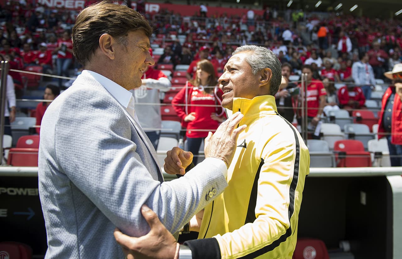 El saludo previo entre los técnicos, Hernán Cristante del Toluca (izquierda) y Roberto Hernández del Morelia (derecha).