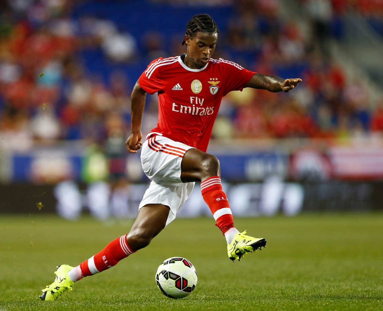 Nacido el 16 de noviembre de 1993, en su primer año en la Liga de Portugal fue campeón con Benfica y anoó cuatro goles en 22 partidos disputados.