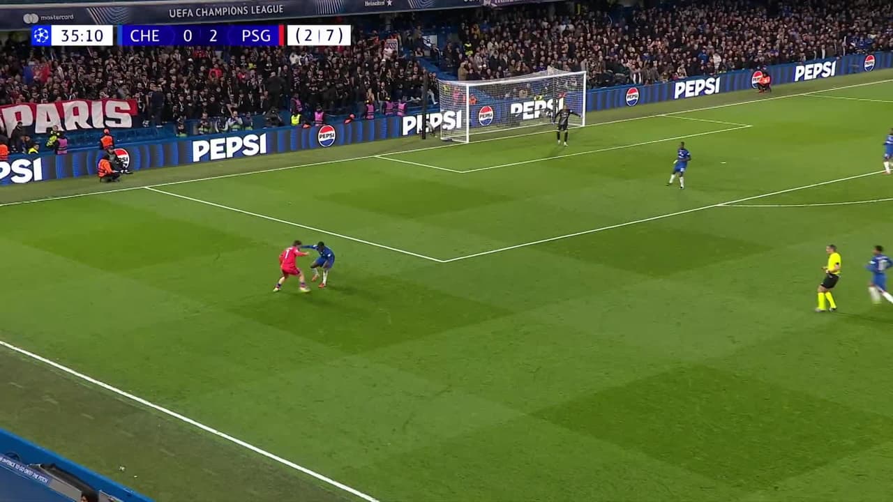 ¡TIRO ATAJADO! disparo por João Neves.