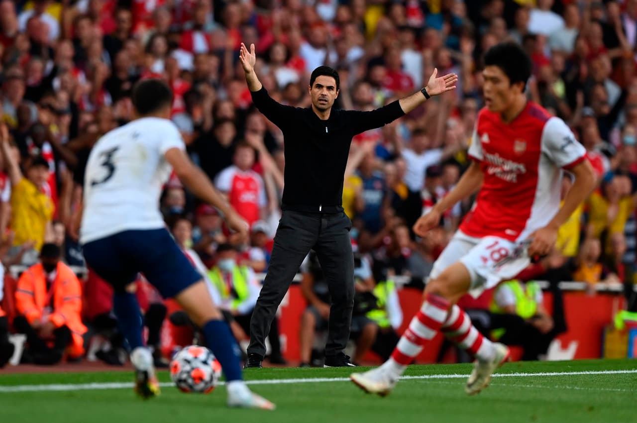 Tottenham cae ante un encendido Arsenal con marcador de 3-1 durante la sexta fecha en la Premier League. En menos de 35 minutos ya habían caido las anotaciones de Emile Smith Rowe, Aubameyang y Bukayo Saka. Para los Spurs descontó Son Heung-Min al minuto 79' del encuentro.