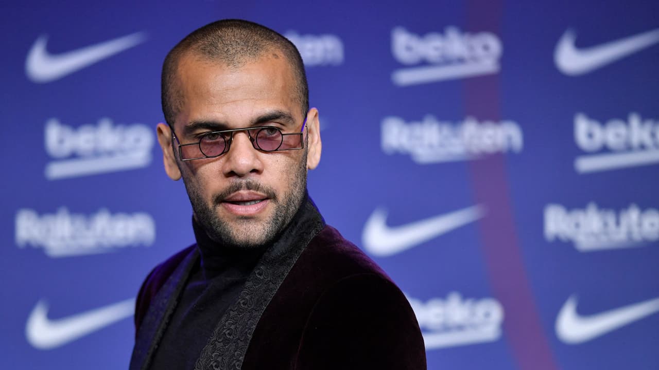 El debut de Dani Alves con el Barcelona tendrá que esperar
