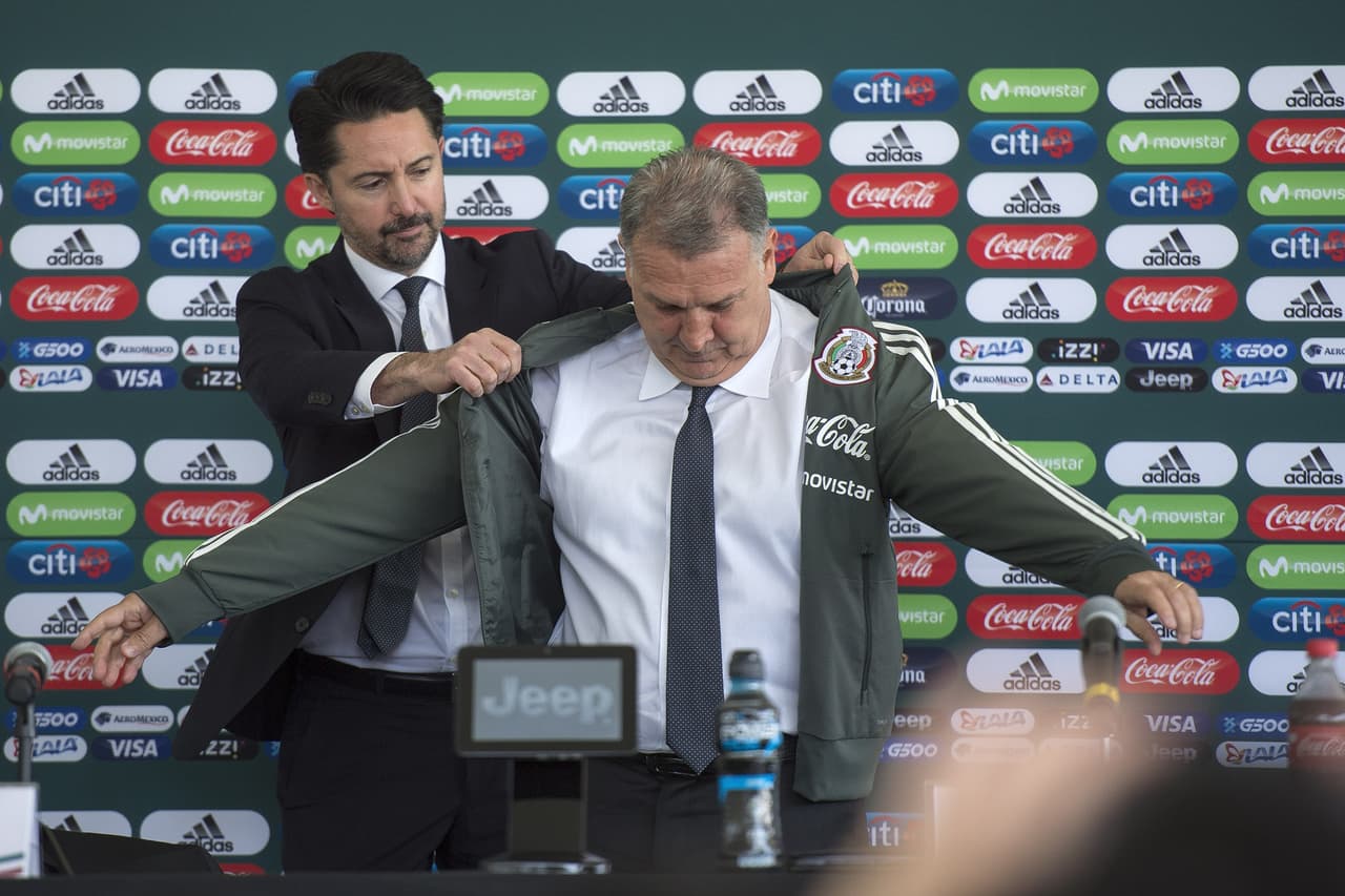 El compromiso y meterse de lleno en los proyectos es uno de los puntos más sobresalientes del nuevo técnico de México. Martino va a ser tan mexicano como cualquiera de sus dirigidos.