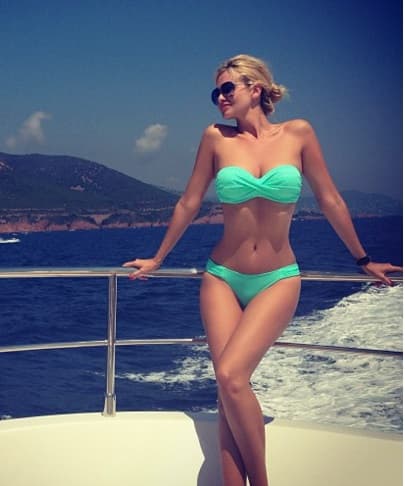 La bella modelo y presentadora rusa ya espera con ansías el próximo mundial de fútbol que se disputará en su país. Victoria es una de las chicas más sexys de Rusia y ha aparecido en revistas para caballeros en varias ocasiones.