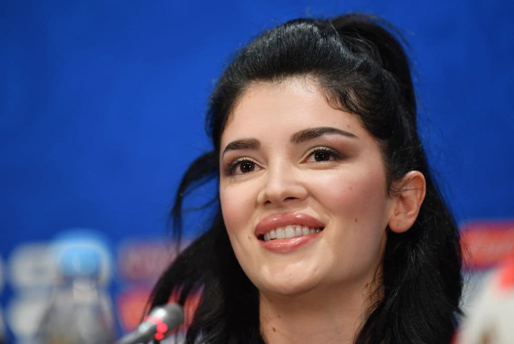 Era Istrefi, de 24 años, es de origen albano-kosovar, y es reconocida por sus interpretaciones musicales en el género Dance.