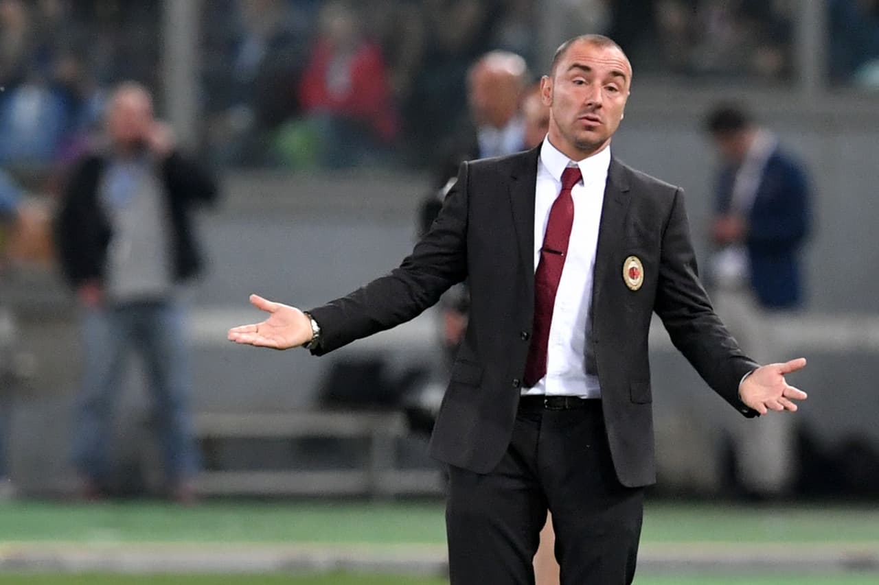 Otro interinato fue el de Cristian Brocchi dirigiendo en siete partidos al poderoso Milan luego de que Sinisa Mihajlovic saliera del cargo. Su sado fue de tres derrotas, dos victorias y dos empates.