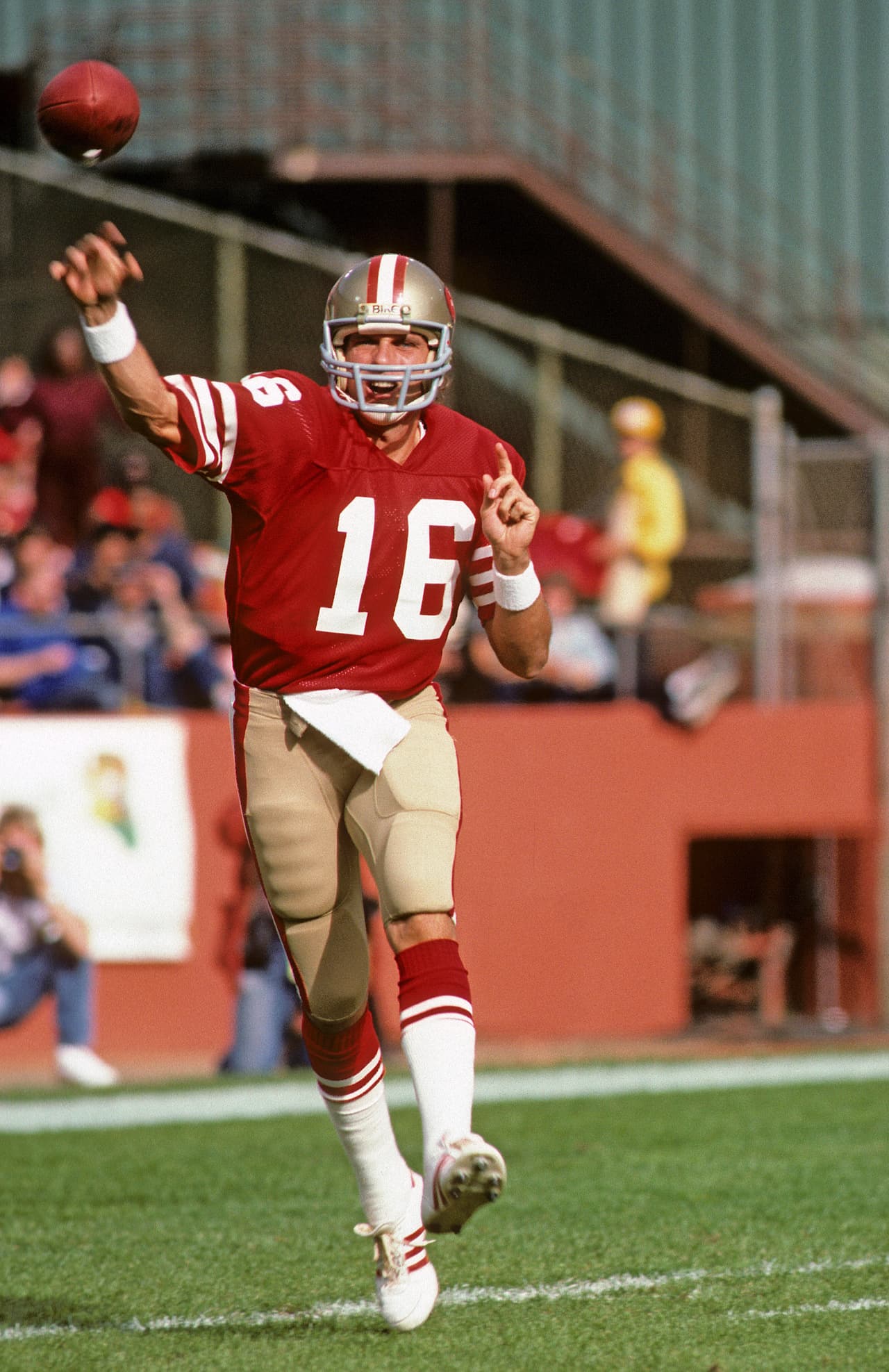 <b>#17: Joe Montana </b>
<br>40,551 yards (1979-1994)