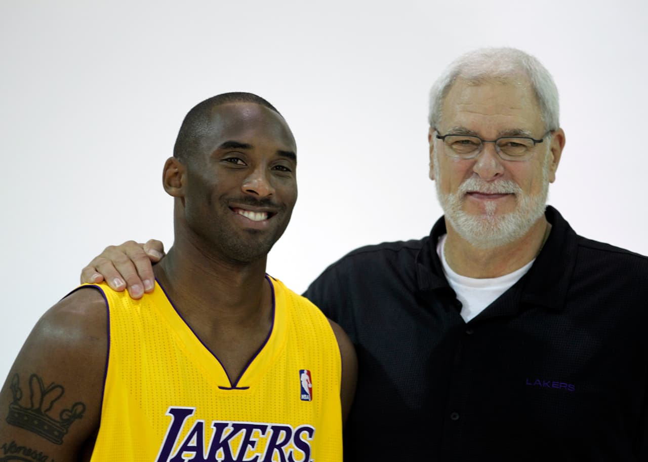 Posteriormente entrenó a Los Angeles Lakers de Kobe Bryant por 11 temporadas donde conisguió 5 anillos más.