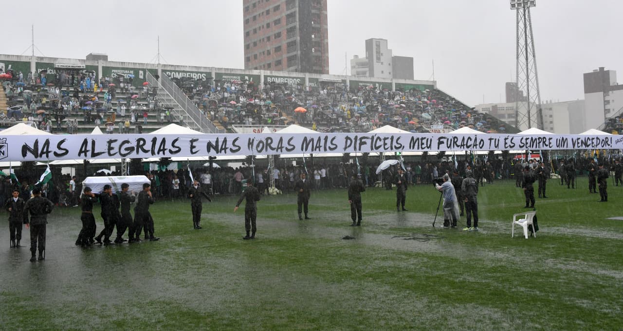 Bajo la lluvia se le rindió honor a los fallecidos en el accidente, del que se pudo esclarecer que la responsabilidad fue de la aerolínea.