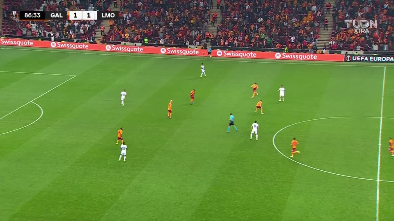 ¡TIRO ATAJADO! disparo por Fedor Smolov.