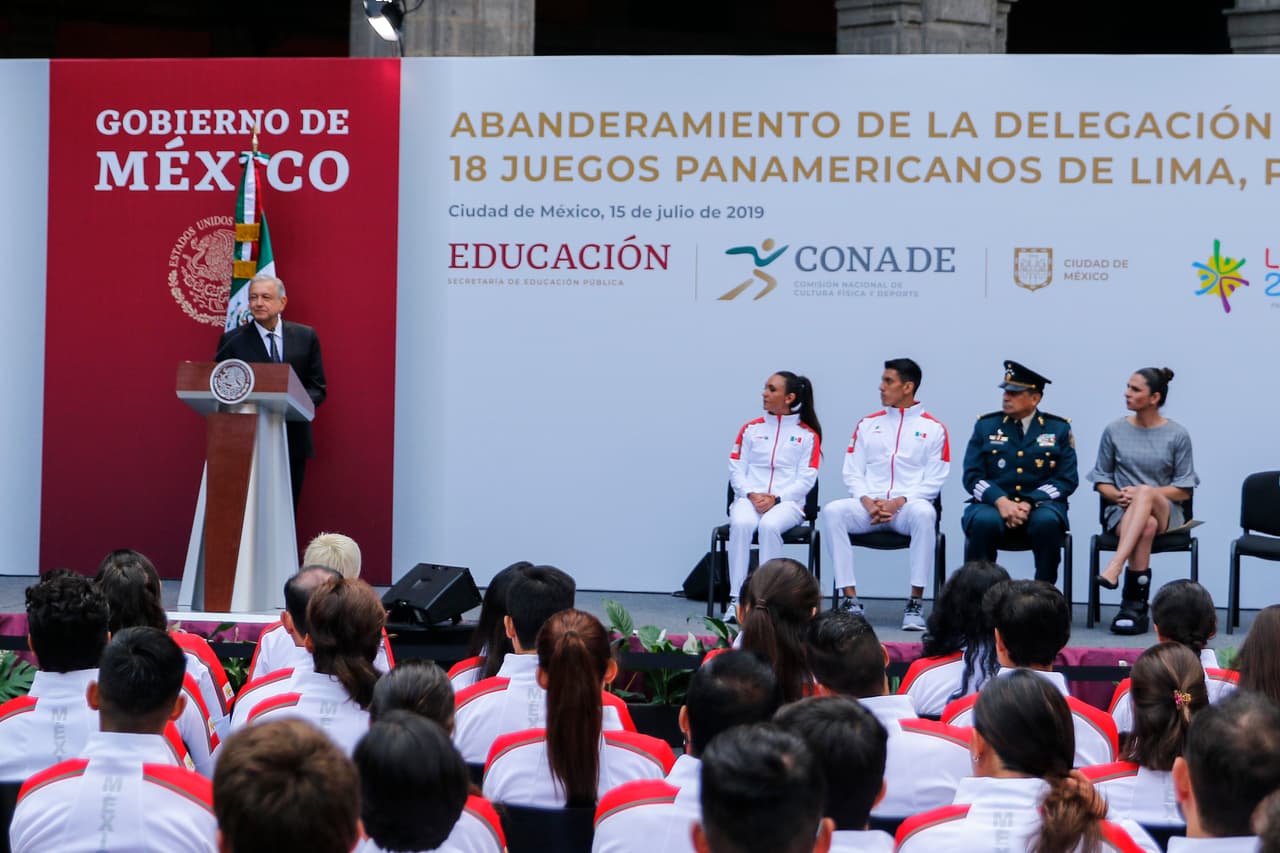 El momento de cambio que vive México ayudará a que sus deportistas tengan una buena actuación en los Juegos Panamericanos de Lima 2019, señaló el presidente Andrés Manuel López Obrador durante el abanderamiento de la delegación mexicana que acudirá a la justa continental. Los Panamericanos de Lima arrancan el viernes 26 de julio y México irá con la meta de lograr su mejor actuación en unos juegos realizados fuera de casa.“Estoy seguro que se obtendrán buenos resultados porque se viven momentos de cambio en el país”, destacó López Obrador, quien asumió el gobierno en diciembre pasado. “Siempre que hay una transformación se avanza en lo cultural y en lo deportivo, así ocurrió después de la Revolución Mexicana y por eso estoy seguro que tendremos buenos resultados y que ustedes tendrán un buen desempeño”.
