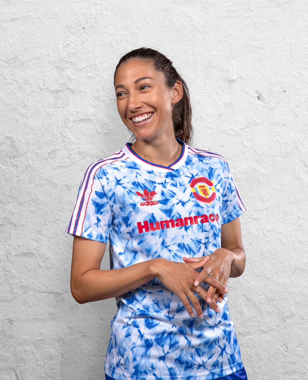 Cada camiseta está pintada a mano en un formato artístico tradicional. Pharrell trabajó en colaboración con el equipo de diseño de adidas para crear camisetas de élite, con lo mejor de la tecnología.