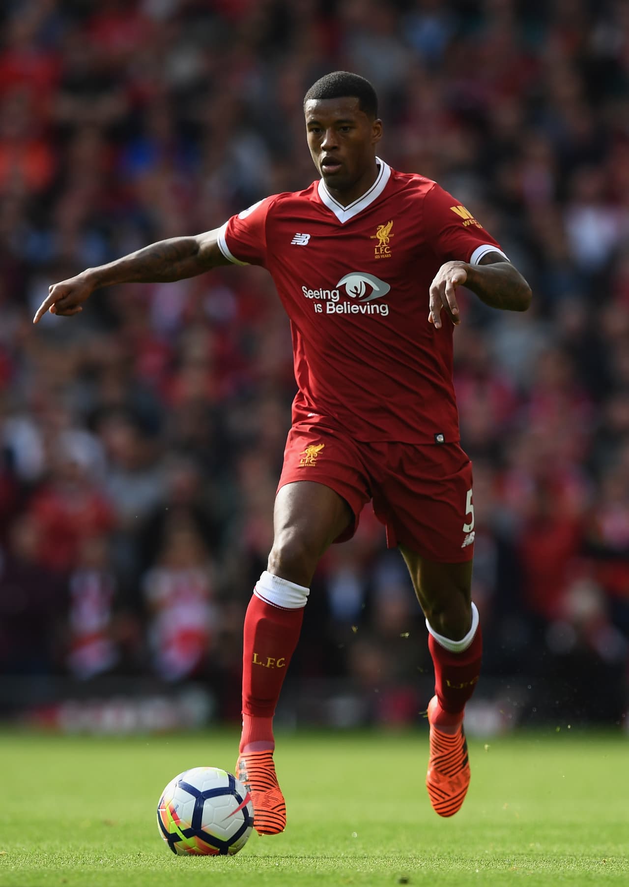 Wijnaldum, con su velocidad, intentó en los primeros minutos combinando con Roberto Firminio. El brasileño le centró un balón por lo bajo, pero su remate fue suave a las manos de David De Gea.