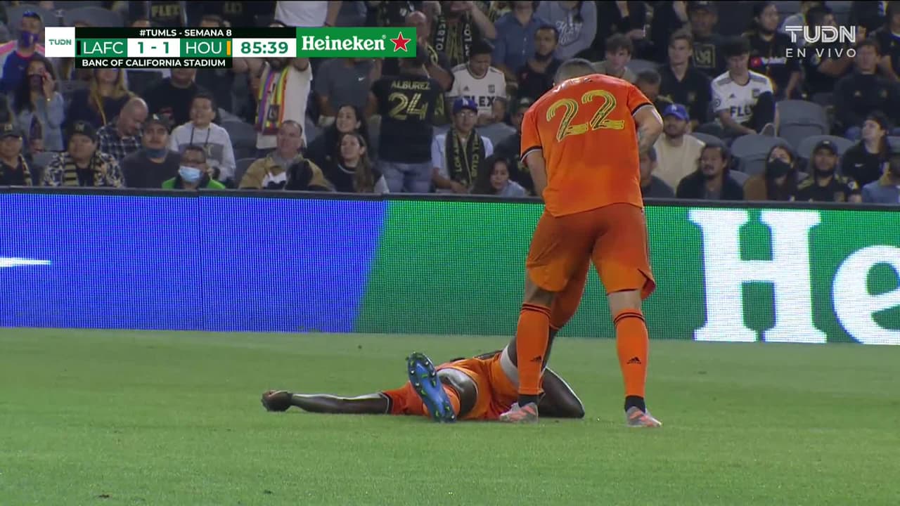 ¡TIRO ATAJADO! disparo por Diego Rossi.