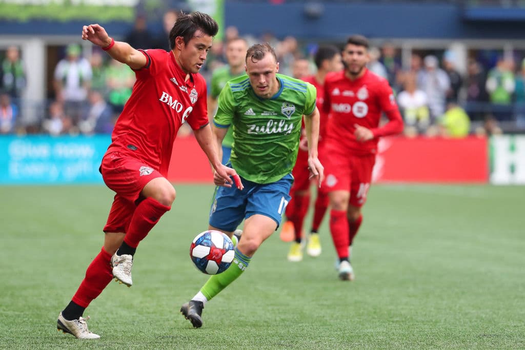 Tsubasa Endoh insite para el Toronto FC pero no puede generar peligro.