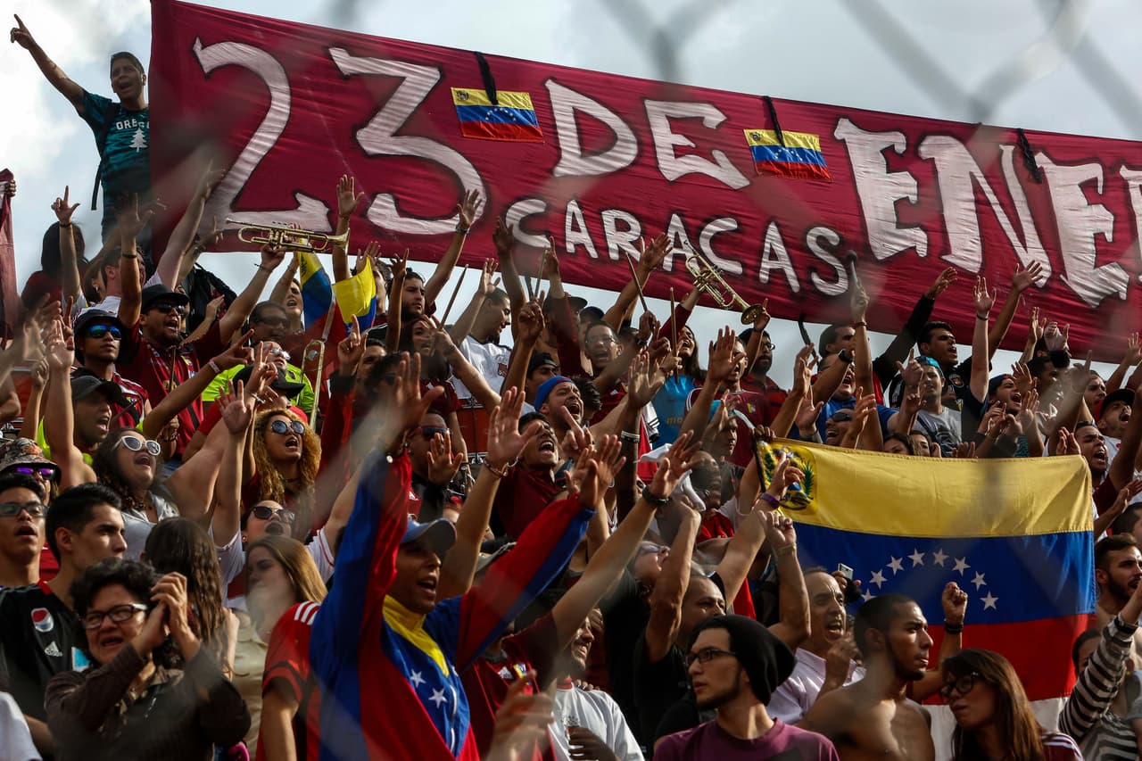 CAR222. CARACAS (VENEZUELA), 13/06/2017.- Fanáticos venezolanos participan en un homenaje a la selección Sub'20 de fútbol hoy, martes 13 de junio de 2017, en Caracas (Venezuela). Miles de venezolanos homenajearon este martes a los jugadores de la plantilla Sub'20 de su país, que obtuvo el subcampeonato en el Mundial de la categoría que se disputó hasta el pasado 11 de junio en Corea del Sur, con un multitudinario acto en el estadio Olímpico de la Universidad Central de Venezuela (UCV), en Caracas. EFE/CRISTIAN HERNÁNDEZ