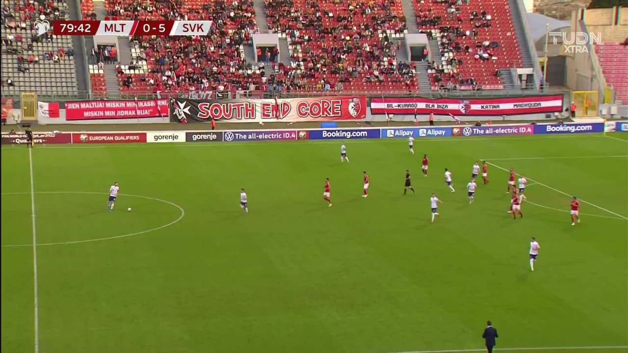 ¡TIRO ATAJADO! disparo por Róbert Mak.