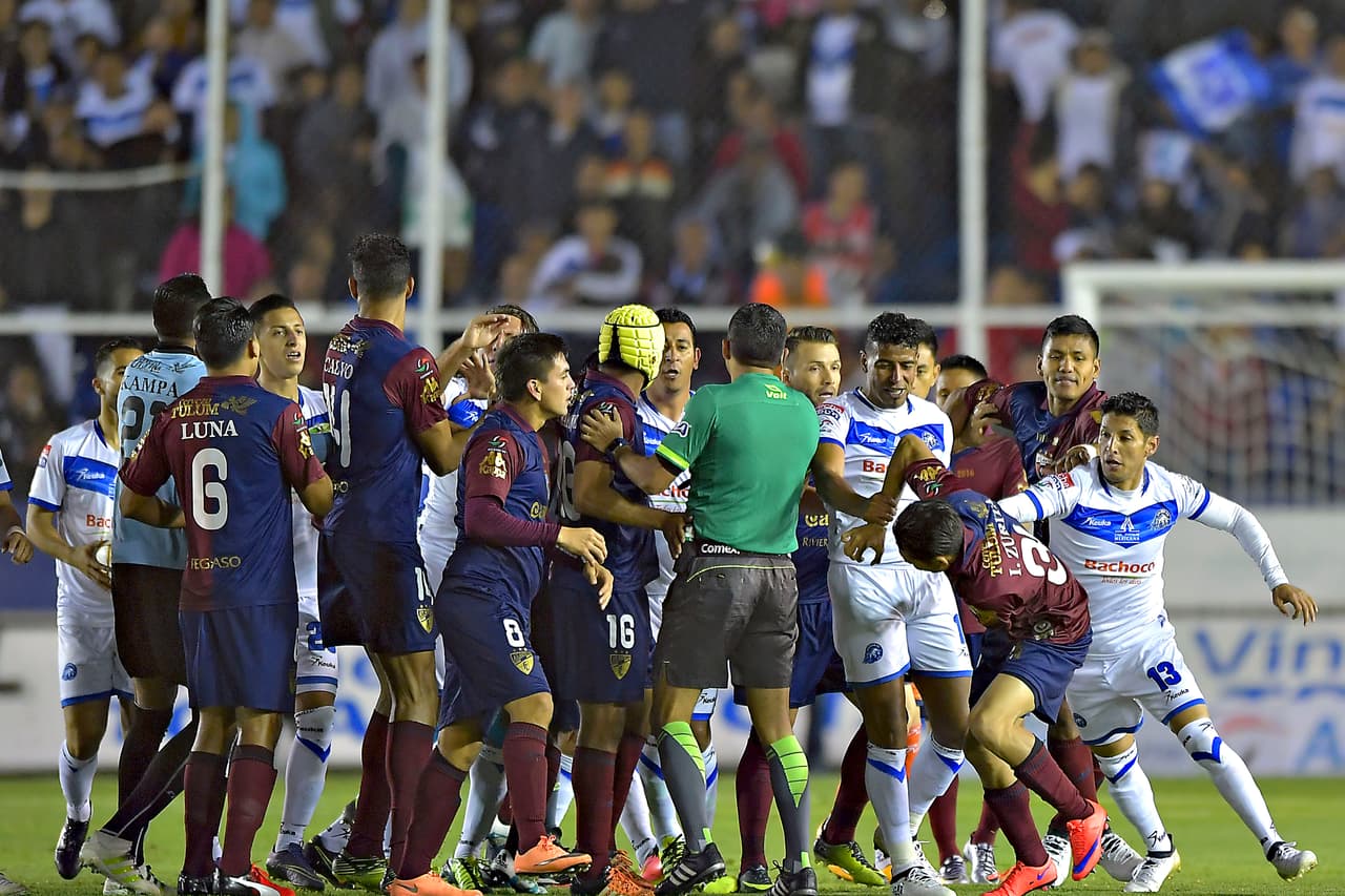 Ángel Reyna jugó un semestre en el Celaya y el club fue inclusive superlíder, pero desafortunadamente fue eliminado por Atlante otra vez.