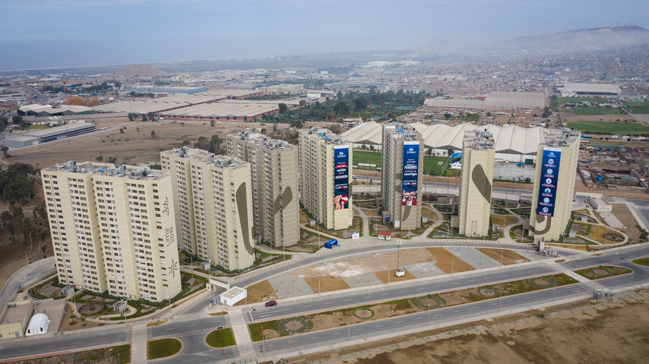 Hace menos de un año se disputaban competencias deportivas en Perú, estas torres albergaban a los deportistas y ahora están convertidos en hospitales de emergencia para pacientes con coronavirus.