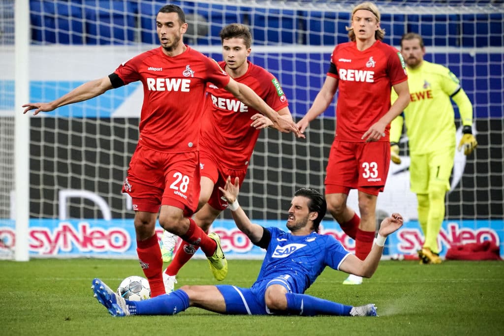 Barrida oportuna de Florian Grillitsch sobre Ellyes Skhiri, quien ve cortado su avance.