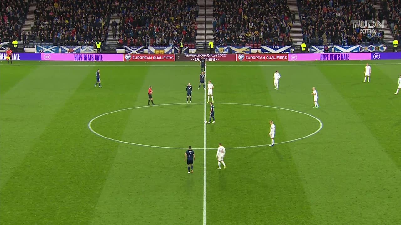 Arranca el partido y la pelota está en juego.