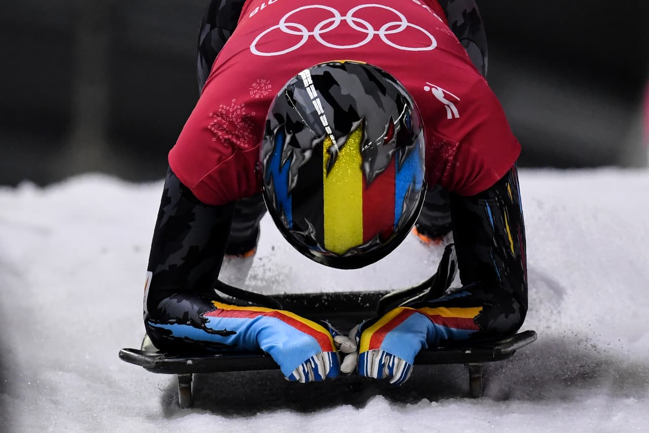 La bandera de Bélgica se hace presente en el casco de la atleta 
<b>Kim Meylemans.</b>