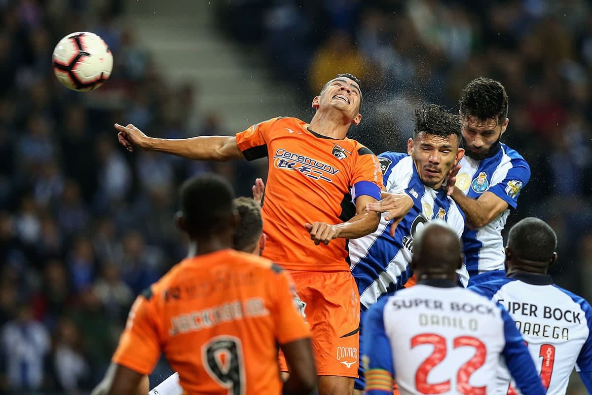 En el juego aéreo el Porto buscó demostrar sus fortalezas pero la defensa del Portimonense hizo un buen trabajo en esa instancia.