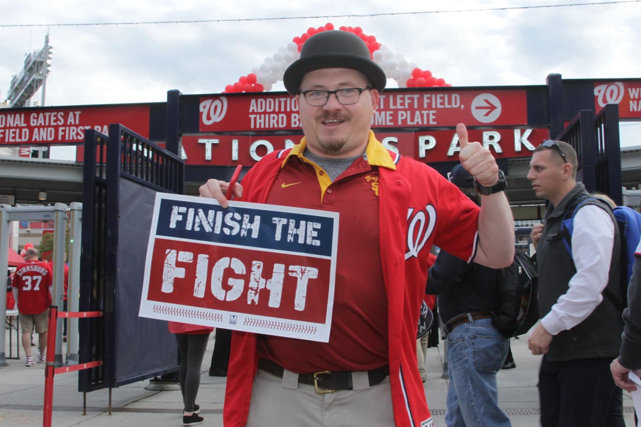 Comienza a caer la noche en Washington y los aficionados empiezan a llegar el estadio para ver el juego 3 de la Serie Mundial.