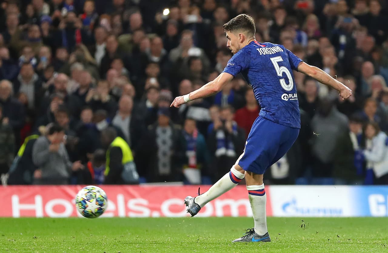 Jorginho del Chelsea anota el tercer gol para su equipo.