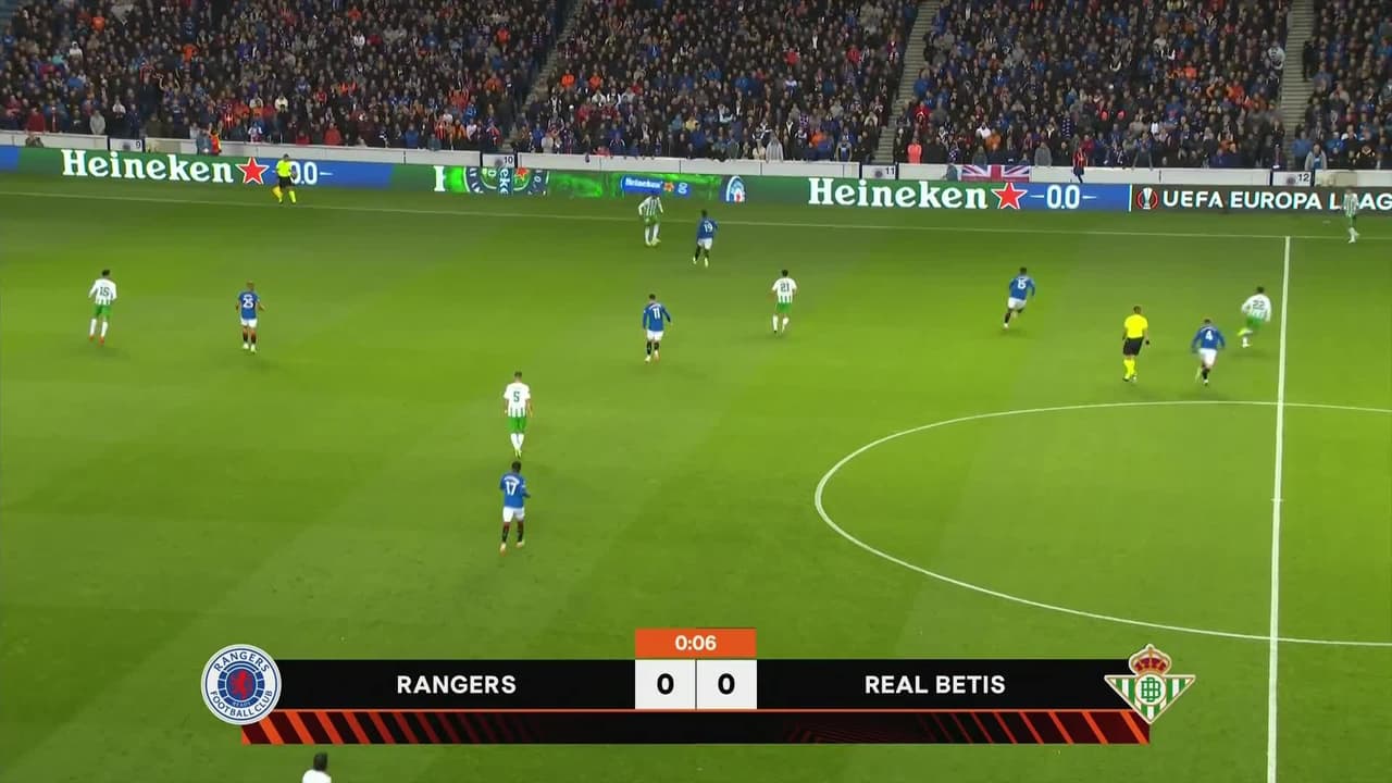 Arranca el partido y la pelota está en juego.